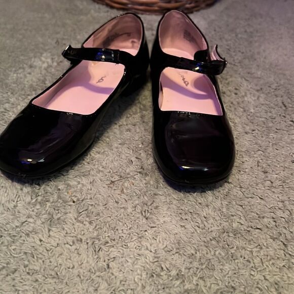 Girl an Black Patent Mary Jane Shoes - Picture 6 of 9